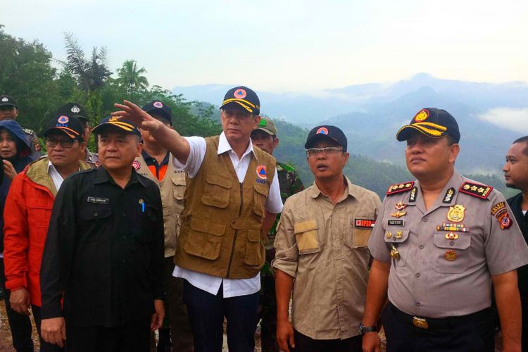 Kepala BNPB Letjen TNI Doni Monardo (kanan ketiga) saat meninjau lokasi lonsor di Dusun Cimapag, Desa Sirnaresmi, Kecamatan Cisolok, Sukabumi, Jawa Barat, Jumat (11/1/2019). 