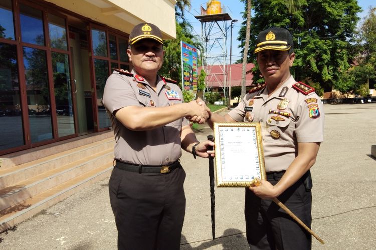 Kapolda NTT Irjen Agung Sabar Santoso memberikan penghargaan kepada Kapolres Kupang Kota AKBP Anthon Christian Nugroho di Markas Polda NTT, Selasa (5/12/2017)