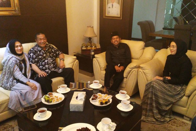 Ketua DPD Partai Golkar Jawa Barat sekaligus Bupati Purwakarta Dedi Mulyadi mengunjungi rumah dinas Wakil Gubernur Jawa Barat Deddy Mizwar di Jalan Kiputih, Ciumbuleuit, Kota Bandung, Senin (1/1/2018). 
