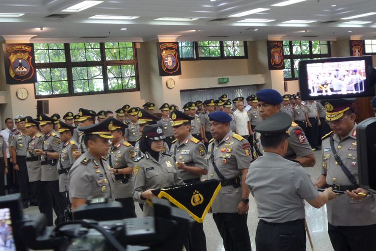 Kapolri melantik sejumlah perwira tinggi Polri, antara lain Brigjen Pol Rudy Sufahriadi sebagai Dankor Brimob Polri, Irjen Agung Sabar Santoso sebagai Kepala Divisi Hukum, dan sejumlah Kapolda di Rupatama Mabes Polri, Jakarta, Kamis (11/1/2018). 