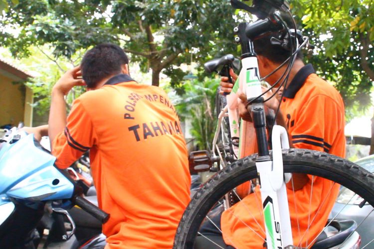 Mataram, Kompas.Com-RZ dan AY (bawa sepeda)  ditangkap Polsek Ampenan, lantaran curi sepeda. Keduanya keranjingan main game online mobile lagend hingga nekat curi sepeda