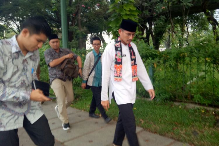 Wakil Gubernur DKI Jakarta Sandiaga Uno berjalan kaki ke Kantor Kementerian Perdagangan, Jumat (8/6/2018). 