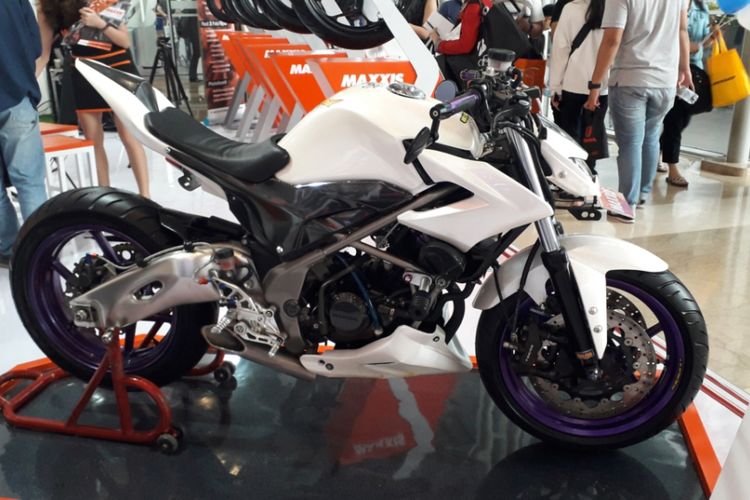 Honda CB150R yang sudah dimodifikasi bergaya minor fighter. Motor tersebut dipamerkan di booth salah satu produsen ban yang tampil di GIIAS 2018 di ICE, BSD City, Tangerang pada 2-12 Agustus silam.