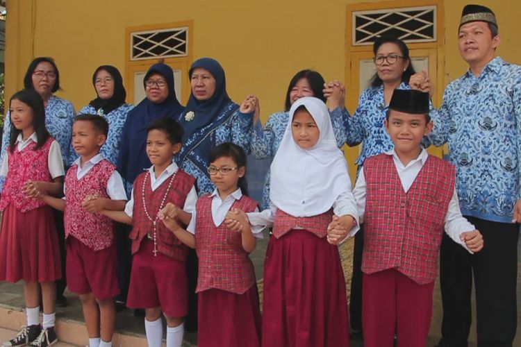 Sejumlah siswa siswi mengikuti kegiatan pembiasaan sesuai agama masing-masing, di SDN 1, 2 dan 3 Pengampon, Kecamatan Lemahwungkuk, Kota Cirebon, Kamis (17/10/2018). Mereka mendapatkan pengajaran dengan guru dan tempat masing-masing yang seimbang. 