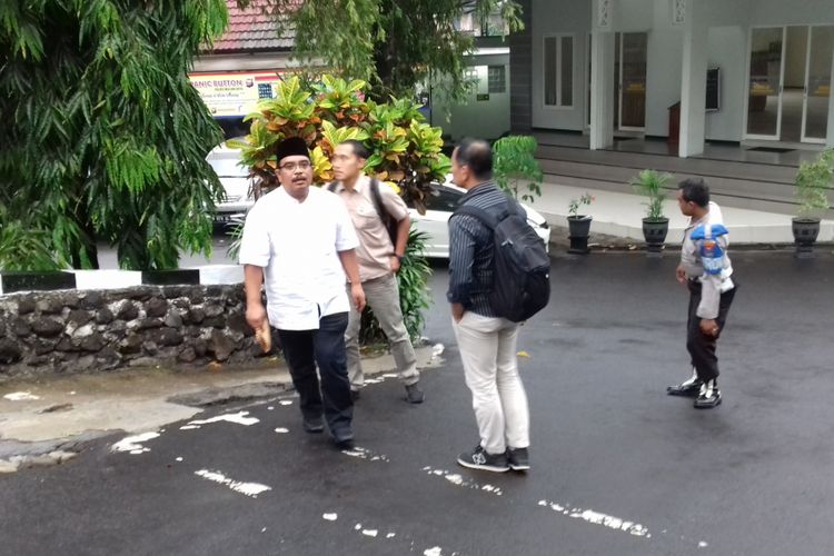 Penyidik KPK saat hendak membawa Ketua DPD Partai NasDem Kabupaten Malang Choirul Anam setelah diperiksa di Rupatama Polres Malang Kota, Rabu (28/11/2018)