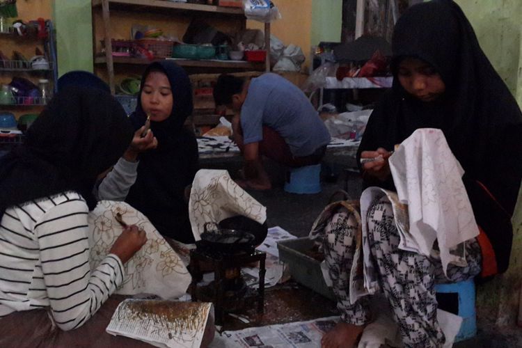 Proses membatik di Batik Tulis Celaket, Selasa (22/1/2019)