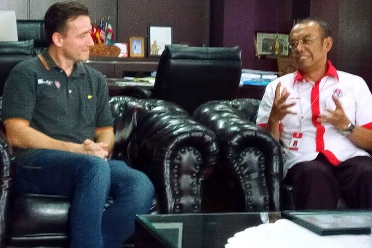 Legenda Liverpool Vladimir Smicer (kiri) dan Sekretaris Kemenpora Gatot S Dewa Broto (kanan) di Kantor Kemenpora, Jakarta pada Kamis (7/2/2019).