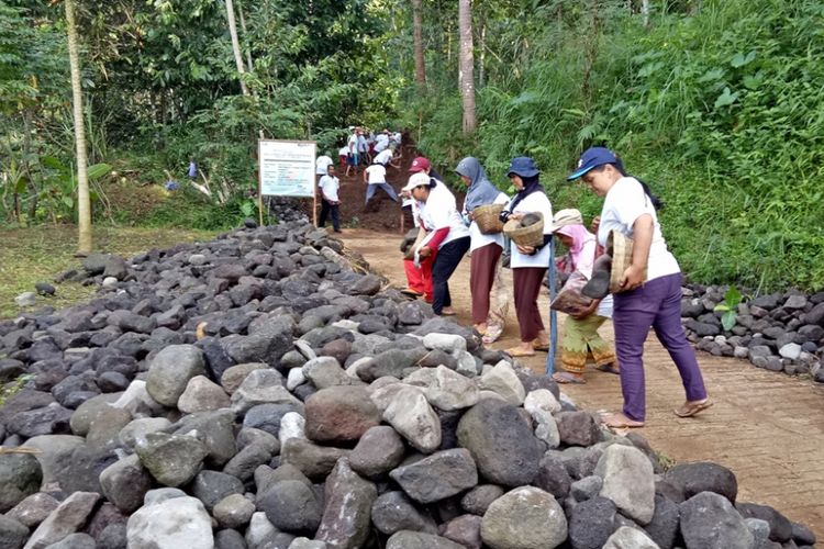 Warga Desa Sambeng, Kecamatan Borobudur, melaksanakan Padat Karya Tunai yang diprogramkan oleh PT. Patra Jasa, (Sabtu (21/4/2018). Program ini bertujuan untuk meningkatkan ekonmi masyarakat dan pariwisata.