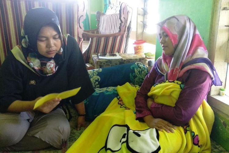 Pengawas TPS, Dewi Lutfiatun Nadhifah (memegang selimut), Mengalami Keguguran Kandungan Karena Kelelahan Saat Melakukan Proses Pengawasan Pemungutan dan Penghitungan Suara Pada Pemilu 17 April 2019 Lalu. 