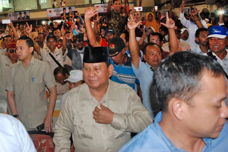 Capres nomor urut 02 Prabowo Subianto (tengah) menghadiri Dialog Kebangsaan di GOR Kota Mojokerto, Jawa Timur, Minggu (24/2/2019). Prabowo berdialog dengan pengurus dan anggota Asosiasi Petani Tebu Rakyat Indonesia (APTRI). ANTARA FOTO/Syaiful Arif/ama.