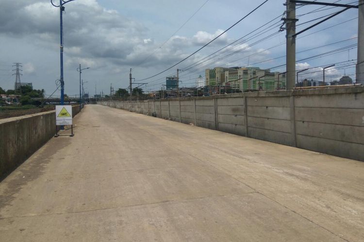 Kondisi jalan inspeksi menuju Tanah Abang bersih dari bedeng liar, Senin (4/12/2017).