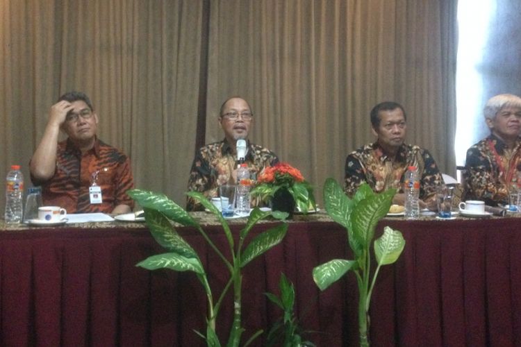 Kepala Bapeten RI Jazi Eko Istianto (tengah), seusai penganugerahan Bapeten Safety and Security Award (BSSA) di Kota Semarang, Jawa Tengah, Rabu (10/10/2018).