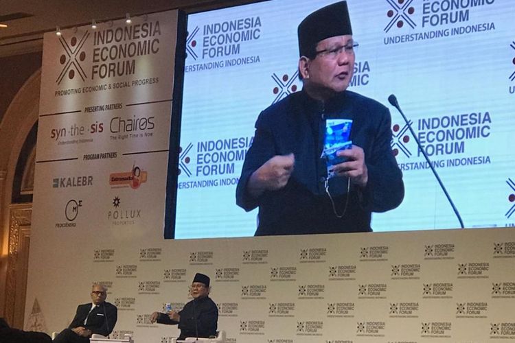 Calon presiden nomor urut 02 Prabowo Subianto menunjukkan dua bungkus tablet susu yang ia bawa kepada para hadirin, saat menjadi pembicara pada acara Indonesia Economic Forum 2018, di Hotel Shangrila, Jakarta Pusat, Rabu (21/11/2018).  