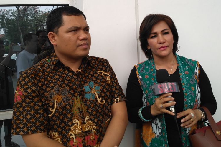 Penyanyi Mega Makcik dari Singapura, didampingi oleh kuasa hukumnya, Gus Bejo,  ditemui di Pengadilan Negeri Jakarta Timur, Penggilingan, Cakung, Rabu (23/10/2018).