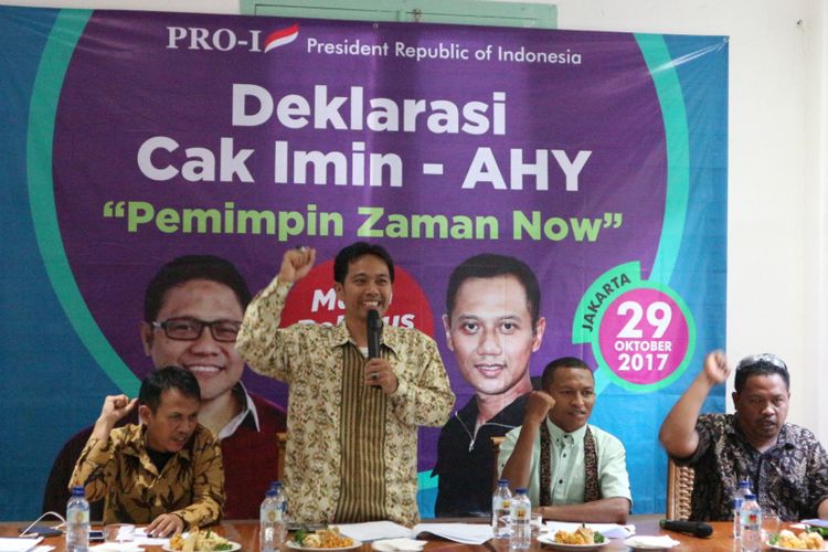 Ketua Nasional organisasi Pro-1 (Pro-One) Baihaqi Maisin (berdiri) mendeklarasikan dukungan organisasinya kepada Ketua Umum Partai Kebangkitan Bangsa (PKB) Muhaimin Iskandar dan Direktur Eksekutif Yudhoyono Institute, Agus Harimurti Yudhoyono maju di Pemilihan Presiden (Pilpres) 2019 mendatang di Warung Daun, Jakarta Pusat, Minggu (29/10/2017). 