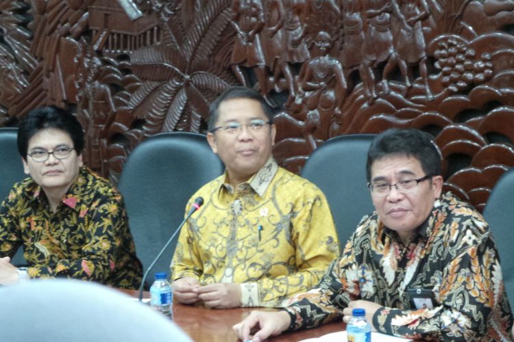 Menkominfo Rudiantara (tengah, pakai batik kuning) dan Direktur Utama PT Telkom Indonesia (Persero) Tbk Alex Sinaga (kiri Rudiantara) saat menyelenggarakan konferensi pers mengenai pemulihan layanan akibat terganggunya satelit Telkom 1, di Kemenkominfo, Jakarta Pusat, Rabu (30/8/2017).