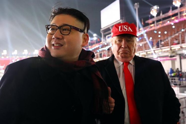 Dua orang masing-masing menirukan Pemimpin tertinggi Korea Utara Kim Jong Un dan Presiden AS Donald Trump terlihat di upacara pembukaan Olimpiade Musim Dingin 2018 di Pyengchang, Jumat (9/2/2018).
