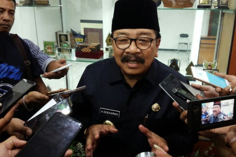 Gubernur Jawa Timur Soekarwo, usai menghadiri acara penyampaian visi misi Bupati-Wakil Bupati Jombang periode 2018 - 2023 dalam rapat paripurna yang digelar DPRD Jombang, Selasa (02/10/2018).