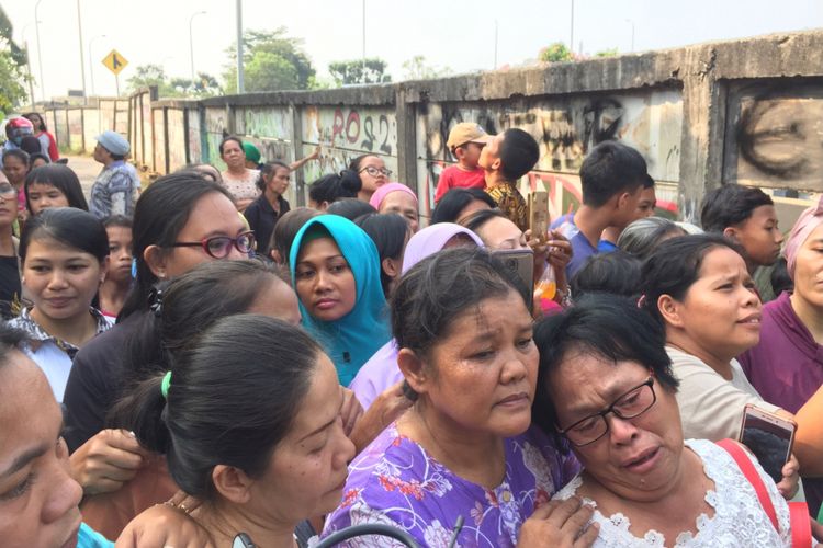 Keadaan Ibu Korban, Helmina saat menyaksikan pra rekonstruksi di jalan Ciherang, Tapos, Depok, Rabu (15/8/2018).