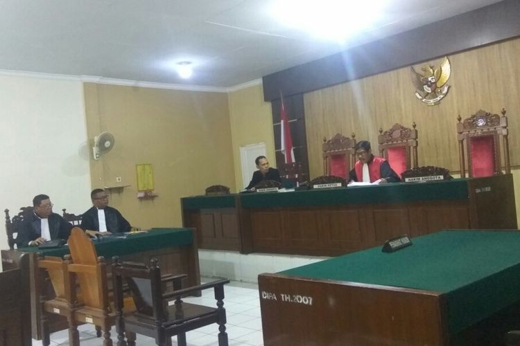 Sidang perdana praperadilan yang diajukan Frantinus Nirigi yang dihadiri Hakim Ketua Rudi Kindarto dan kuasa hukum FN, Andel dan Aloysius Renwarin di Pengadilan Negeri Pontianak, Jumat (3/8/2018).