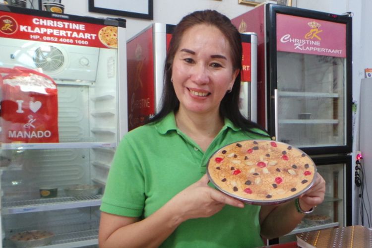 Elsje Christine Sumangkut, pemilik usaha Christine Klappertaart saat diabadikan di tokonya di Manado, Sulawesi Utara, Kamis (28/9/2017).