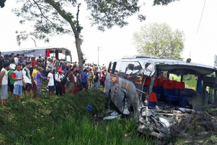 Inilah kondisi bus pasca-kecelakaan karambol di Jalan Raya Ngawi-Solo Km 8-9, Desa Soko Kawu, Kecamatan Kedunggalar, Kabupaten Ngawi, Selasa (17/4/2018) siang.