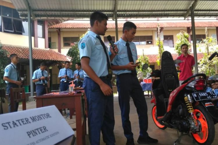 Dua siswa SMK Telekomunikasi Tunas Harapan, Tengaran, Kabupaten Semarang, Anjas Kumala (17) dan Andre Kristanto (17), membuat alat bernama Starter Montor Pinter. Aplikasi berbasis smartphone ini bisa menyalakan dan mematikan sepeda motor dari jarak jauh.