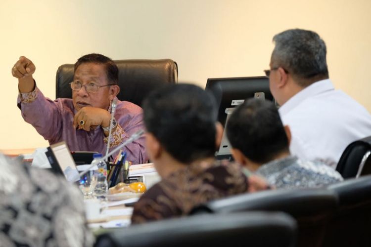 
Menteri Desa, PDT, dan Transmigrasi Eko Putro Sandjojo menghadiri rapat koordinasi Rancangan Perpres Reforma Agraria yang dipimpin langsung oleh Menko Bidang Perekonomian, Darmin Nasution di kantor Menteri Koordinator Bidang Perekonomian, Jumat (24/8/2018)
