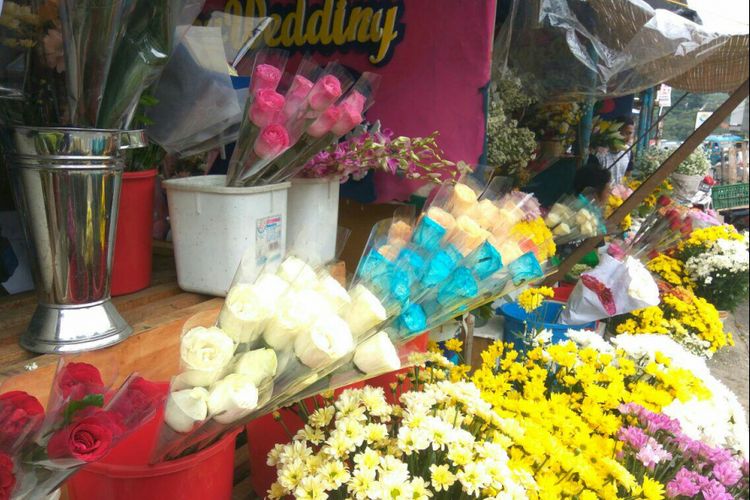 Kios milik Aang menjajakan berbagai macam jenis bunga di Jalan Kelapa Dua, Depok, Senin (12/2/2018).