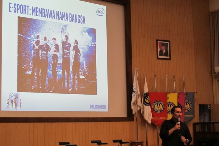 Dedy Irvan saat memberikan materi eSport ke peserta workshop karir Intel