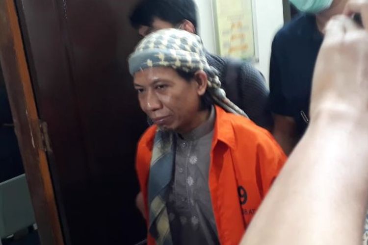 Terdakwa Aman Abdurrahman alias Oman sebelum sidang perdana kasus terorisme di Pengadilan Negeri Jakarta Selatan, Kamis (15/2/2018). Aman menjalani sidang terkait bom di Jalan MH Thamrin, Jakarta Pusat, pada awal 2016.