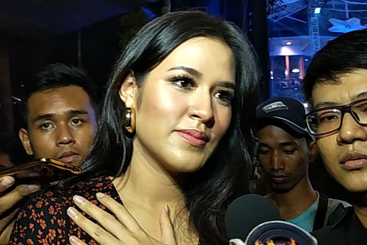 Penyanyi Raisa Andriana usai tampil di Gala Dana 100 Biduan, 100 Hits untuk Palu, Donggala, Sulawesi Tengah di Lippo Mall Kemang, Jakarta Selatan, Jumat (5/10/2018).