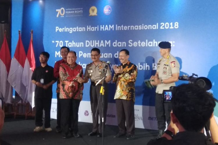 Komnas HAM dan jajaran Brimob serta Polri dalam peluncuran buku saku HAM di Gedung Komnas HAM, Jakarta, Selasa (11/12/2018). 