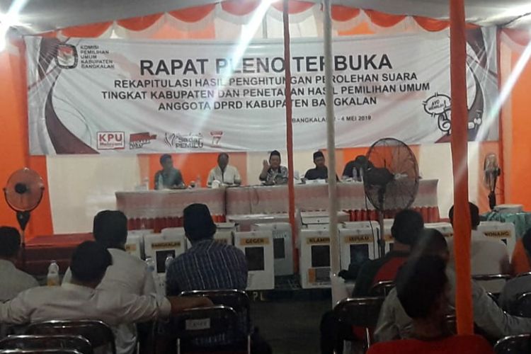 Rapat pleno terbuka hasil Pemilu 2019 di KPU Bangkalan digelar sejak Kamis sampai hari ini. Selama proses rapat pleno berjalan dengan lancar.