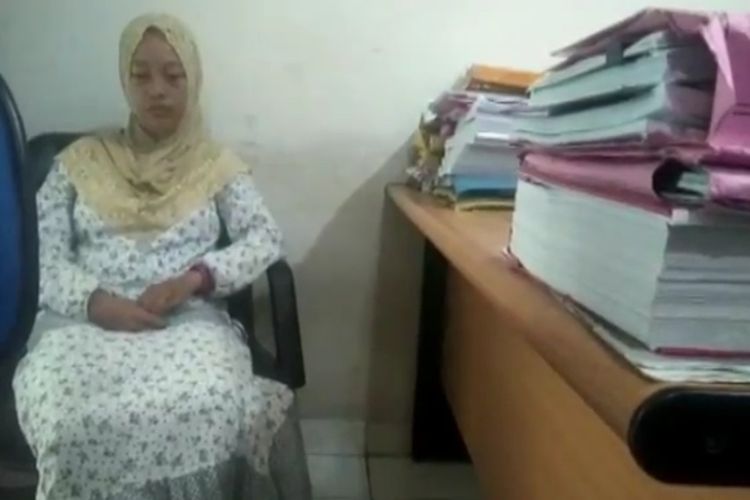 Indah Permata Sari (26) saat menjalani pemeriksaan di Polresta Palembang, Senin (6/5/2019). Ia ditangkap petugas karenaikut terlibat dalam aksi kaburnya 30 tahanan.