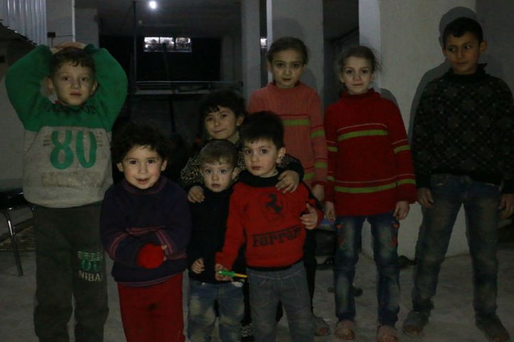 Banyak anak-anak turut tinggal di ruang bawah tanah, menghindari serangan udara.