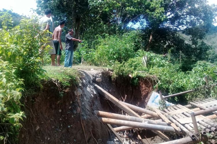 Jembatan roboh di Kabupaten Murata Sumatera Selatan akibat terkena longsor