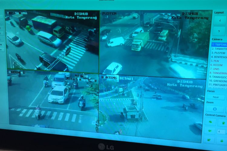 Suasana ruang sistem kendali lalu lintas kendaraan atau area traffic control system di kantor Dinas Perhubungan Kota Tangerang, Kamis (5/10/2017). Dengan sistem ini, petugas bisa memantau kondisi simpang-simpang di Kota Tangerang menggunakan kamera CCTV dan memberi imbauan memakai pengeras suara. 