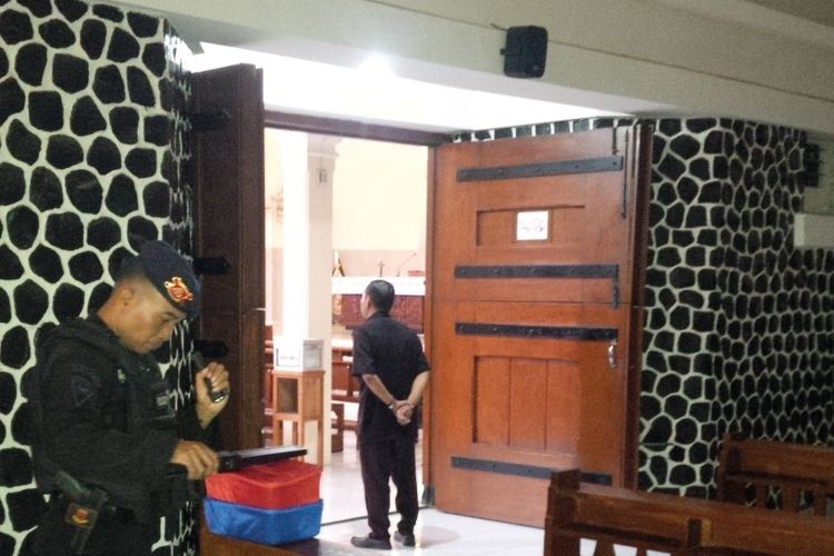 Petugas dari tim Gegana Brimob Polda Jateng menyisir ruangan Gereja Katolik Santo Petrus Purwosari, Laweyan, Solo, Jawa Tengah, Sabtu (22/12/2018).