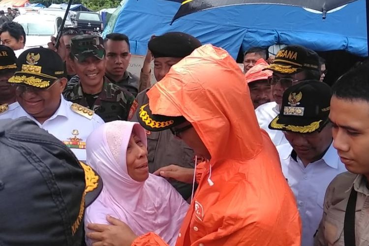 Nurhaya, warga korban banjir di Kelurahan Lepo Lepo, Kendari, Sultra curhat ke Menteri Sosial saat mengunjungi korban banjir (KOMPAS.com/ KIKI ANDI PATI)