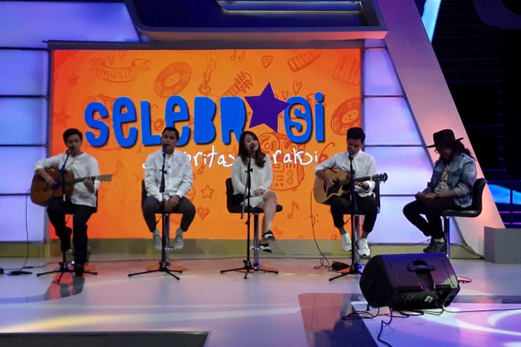 Grup musik HIVI! tampil dalam program Selebrasi (Selebritas Beraksi) yang disiarkan secara live streaming dari Studio 1, Menara Kompas, Jalan Palmerah Selatan, Jakarta Pusat, Selasa (10/4/2018).