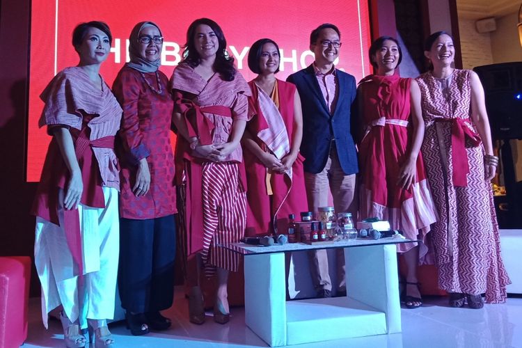 Empat perempuan inspiratif, Cut Mini, Adhityani Putri, Sarah Sechan, dan Febriati Nadira bersama CEO The Body Shop Indonesia Aryo Widiwardhono dan GM Corporate Affairs and Sustainability The Body Shop Indonesia Rika Anggraini pada peluncuran rangkaian perawaran Roots of Strength oleh The Body Shop di Restoran Seribu Rasa, Jakarta Pusat, Kamis (15/3/2018).