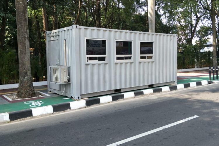 Konter tiket Asian Games 2018 ditempatkan di trotoar Jalan Pintu Satu Senayan, Jakarta Pusat. Konter berupa kontainer itu memakan jalur sepeda di trotoar. Foto diambil Jumat (3/8/2018).