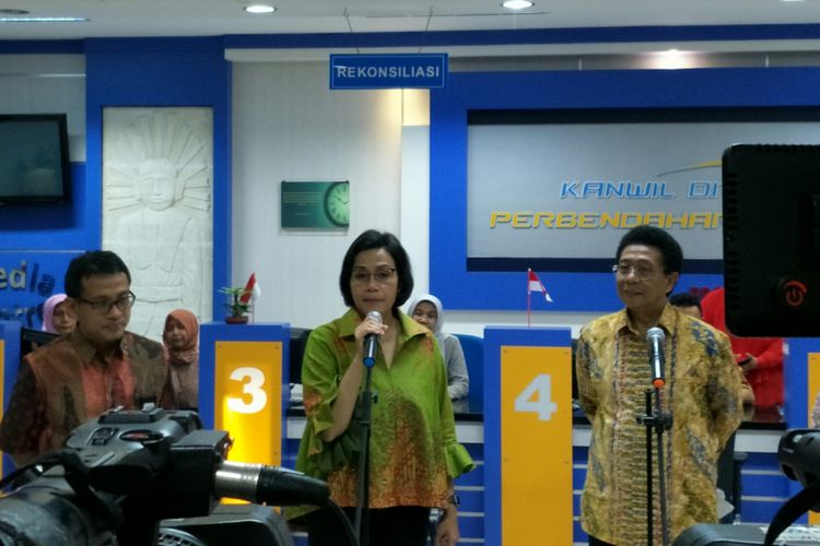 Menteri Keuangan Sri Mulyani di Kantor KPPN VII Jakarta, Jumat (21/18/2018)