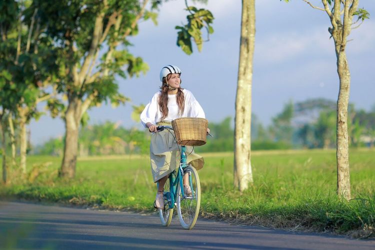 Nadine Chandrawinata dan sepedanya