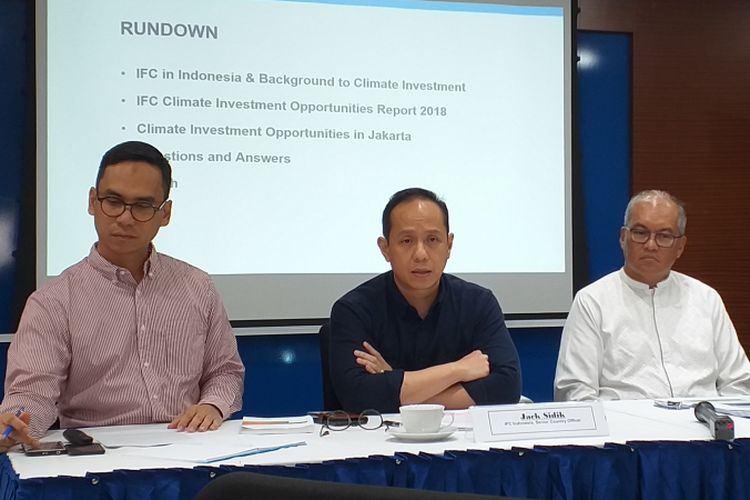 International Finance Corporation memaparkan laporan terkait peluang investasi perbaikan iklim di perkotaan di kantor IFC, Jakarta, Jumat (30/11/2018).