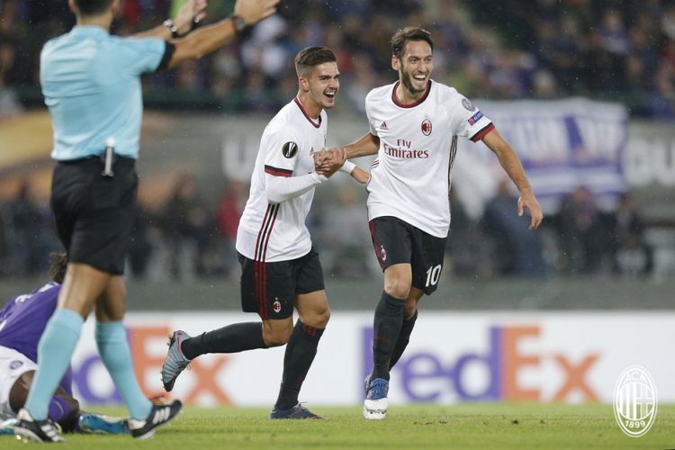 Pemain AC Milan, Hakan, merayakan golnya di Liga Europa, Kamis (14/9/2017).