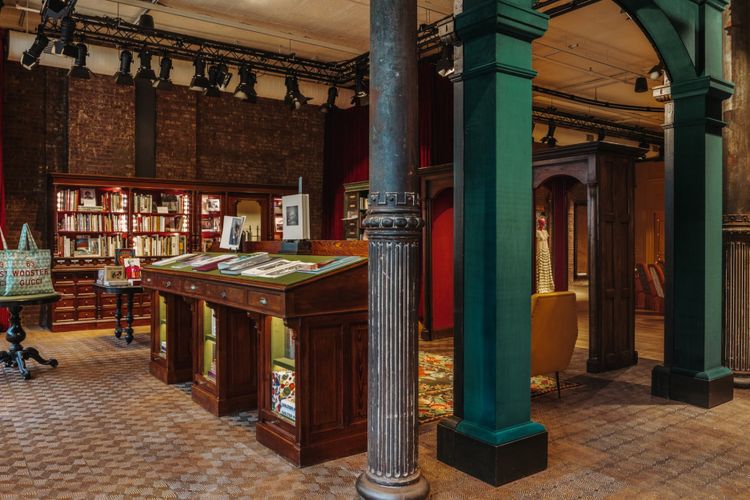 Selain unsur kayu, interior di dalam toko buku ini juga dimeriahkan dengan warna hijau dan kuning yang mewakili arsitektur besi cor khas wilayah SoHo. 
