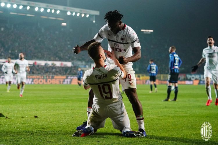 Krzystof Piatek merayakan golnya bersama Franck Kessie pada pertandingan Atalanta vs AC Milan di Bergamo dalam lanjutan Serie A Liga Italia, 16 Februari 2019. 