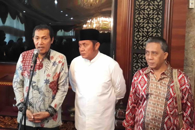 Wakil Ketua KPK Saut Situmorang dan Gubernur Sumsel Herman Deru saat memberikan keterangan di Griya Agung Palembang, terkait para ASN dilarang menerima hadiah lebaran, Kamis (23/5/2019).